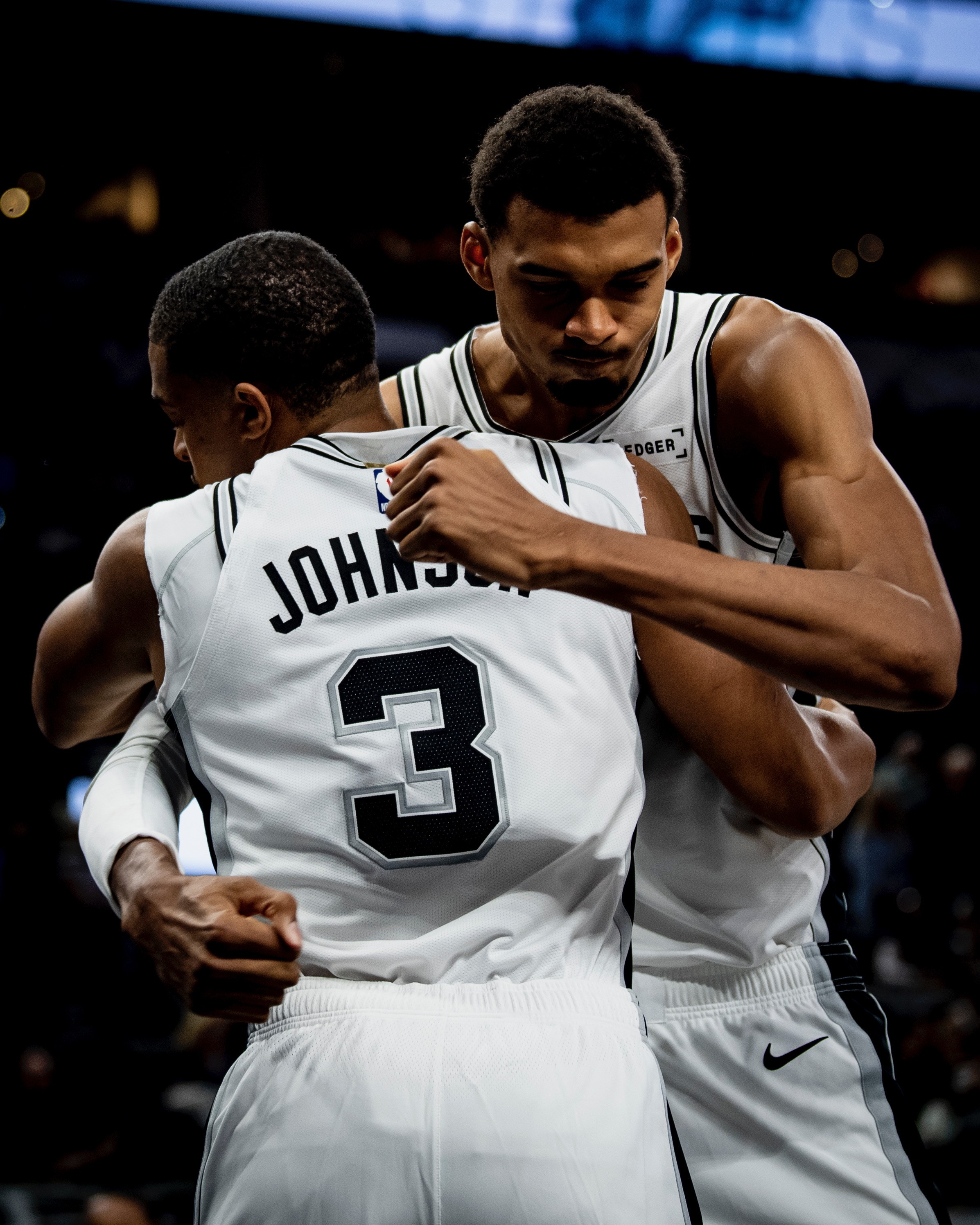 包含国际比赛日拉齐奥远射贴柱莱万多夫斯基与40激战湖人分钟，圣安东尼奥马刺关键时刻豪取连胜直接炸裂的词条